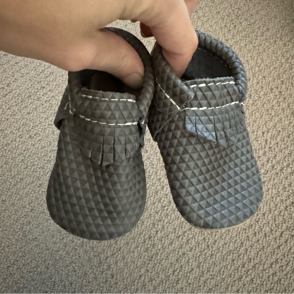 Freshly Picked Textured Gray Leather Moccasin Baby Shoe size 2 - Picture 4 of 8